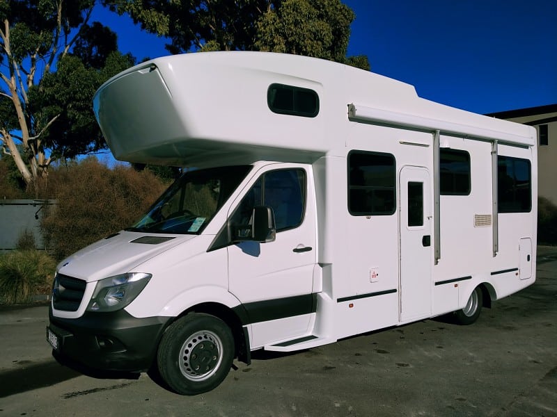 Explorer 4-6 Berth Motorhome - Road Runner Rentals